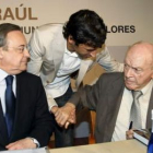 Raúl (c) saluda al presidente de honor Alfredo di Stefano (d), en presencia de Florentino Pérez.