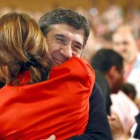 Patxi López es felicitado por Natalia Rojo,.