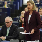 Mogherini (derecha) y el vicepresidente primero de la Comisión Europea, Frans Timmermans, en el Parlamento Europeo, en Estrasburgo, este martes.