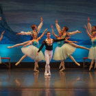 El Ballet de Kiev interpreta 'El Lago de los cisnes" en el Auditorio Ciudad de León. MIGUEL F. B.