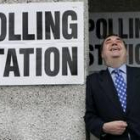 El nacionalista escocés Alex Salmond sonríe después de emitir su voto en la localidad de Strichen
