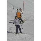 Unos esquiadores descienden por una pista de la estación de San Isidro