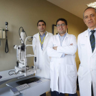 Sergio Mahave, Carlos Lobato y Manuel Franco Benito, en la consulta de Oftalmología del Hospital de León . JESÚS F. SALVADORES