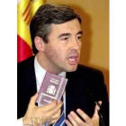 Ángel Acebes durante la rueda de prensa donde presentó el pasaporte