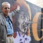 El director Jaime Chávarri posa ante un graffiti de Camarón de la Isla, durante su estancia en Astor