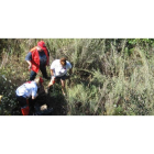 Voluntarios de Cruz Roja recorren la ladera del río Boeza en Bembibre en busca de vertidos.