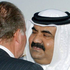 El rey Juan Carlos saluda al jeque Hamad bin Jalifa al Thani, en el aeropuerto internacional de Doha, en el 2003.