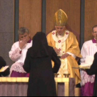 Unas monjas limpian el aceite derramado por el Papa en el altar de la Sagrada Família, en febrero del 2010.