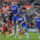 Graziano Pelle, Filipe Luis y Diego Costa pelean por el balón durante el partido entre el Chelsea y el Southampton.
