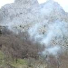 El incendio quemó alrededor de media hectárea de matorral cerca de Caín, en Picos de Europa