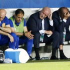 El cuerpo técnico de la selección española muestra su decepción en los minutos finales. RUNGROJ YONGRIT