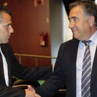 Carlos Rivero, representante del Tenerife, y José Fernández Nieto, presidente de la Deportiva, tras el sorteo en Las Rozas. raquel p. vieco