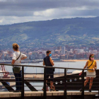 Turistas ayer en Gijón. ALBERTO MORANTE