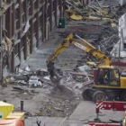 Obreros trabajan en la sede del edificio de gobierno, muy dañado por la explosión.