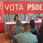 El candidato del PSOE acudió a un encuentro en Robledo de Torío. DL