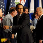 Obama y Biden saludan a empleados de la construcción antes del discurso en el Departamento de Transp