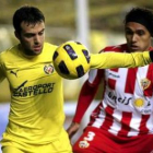 Rossi, izquierda, lucha un balón con Marcelo Silva.