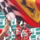 Schumacher posa en el podium con Barrichello, tras una victoria