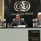 Sáez, en el centro, ofrece una conferencia.