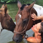 La modelo Gisele Bündchen se baña en el río con caballos.