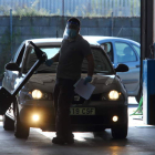 Un técnico hace una inspección de un vehículo en la ITV de Itevelesa de Ponferrada. CÉSAR SÁNCHEZ