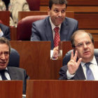 De Santiago Juárez y Herrera replican durante la intervención de López .
