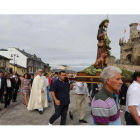 La alcaldesa recuperó la tradición del reparto de uvas en el Voto de Villa de Ponferrada a San Roque.