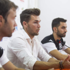 El entrenador de la Cultural, Víctor Cea, junto a los capitanes Antonio Martínez y Víctor Díaz. FERNANDO OTERO