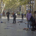 Heridos tendidos en el suelo de las Ramblas el día del atentado, el 17 de agosto. DAVID ARMENGOU