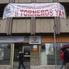 La pancarta colocada en un balcón de León.