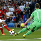 Taylor, en la jugada del gol que marcó ante el portero ruso.