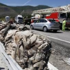 Con ayuda de una grúa, los operarios retiraron el camión y las pieles que cortaron toda la calzada
