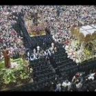 Más de 11.000 personas se apiñaron en la plaza Mayor para ver arrodillarse a San Juan ante La Dolorosa en la procesión de Los Pasos, una de las más importantes de la Semana Santa leonesa.