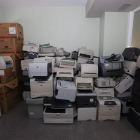 Impresoras retiradas de despachos y servicios y almacenadas en locales del hospital.