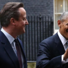Cameron (izquierda) y Obama caminan sonrientes por el exterior de Downing Street, este viernes.