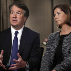 El juez Brett Kavanaugh, junto a su esposa Ashley Estes Kavanaugh, durante una entrevista con la cadena Fox.