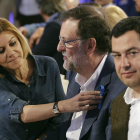 El líder del PP y presidente del Gobierno en funciones, Mariano Rajoy, con la secretaria general del partido, María Dolores de Cospedal, y el presidente del PP-A, Juanma Moreno, en un acto del partido hoy, en Sevilla.