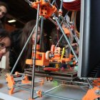 Los primeros curiosos se acercaron ayer por la tarde a Espacio Vías para comprobar cómo funcionan las impresoras en 3D.