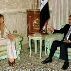 Aisha Moamar Gadafi y Sadam, durante una reunión en Bagdad en octubre del 2000