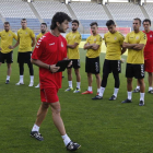 Juan Ferrando, con varios futbolistas detrás, el día de la presentación en el Reino.