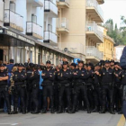 Policías nacionales montan un cordón junto al hotel de Pineda donde se alojan