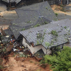 Los equipos de rescate trabajan en Kitakyushu para hacer frente a los varios deslizamientos debidos a las lluvias torrenciales.  /