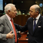 Margallo habla con su homólogo francés, Laurent Fabius, en una reunión en Bruselas.