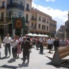 Los jubilados pasean por las calles de Astorga celebrando sus propias fiestas