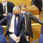 Alfonso Rueda junto a Feijóo tras pronunciar su discurso de investidura en el Parlamento gallego. LAVANDEIRA JR