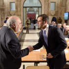 El director general de Turismo saluda al presidente de la Junta de la Semana Santa de Ávila.