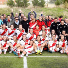 Iñigo Errejón con las jugadoras del Rayo Vallecano.
