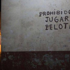 Un ciclista junto a un cartel en el centro de La Habana.