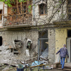 Un hombre entra en su casa devastada. SERGEY KOZLOV