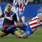 Sergio Agüero, a la derecha, cae tras la entrada del centrocampista del Racing Gonzalo Colsa.